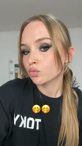 Stiže decembar pa tako i predlozi za novogodišnju šminku 😄🥰 #milani #eyeshadowstick #makeupreview #makeuptutorial 