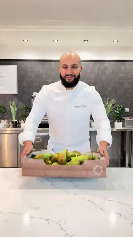 Bûche🪵 Signature ✍️ Vanille🤍Poire🍐Amande🤎 Une harmonie délicate : vanille soyeuse, poire fondante, amandes praliné . Le plaisir à l’état pur😋 Une bûche toute en finesse pour réchauffer l’hiver. Disponible dès maintenant en Pré-commande en DM sur insta . Abonnez-Vous pour voir ma collection de bûche de Noël🎄🎅 #buche #bûchedenoël #buche2025 #pastry #poire