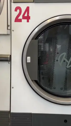 Une pause à la laverie, mais jamais sans style 👟 Les Club Low beige de @Lacoste m’accompagnent partout. @Courir  #Lacoste #ClubLow #EverydayStyle *collaboration commerciale