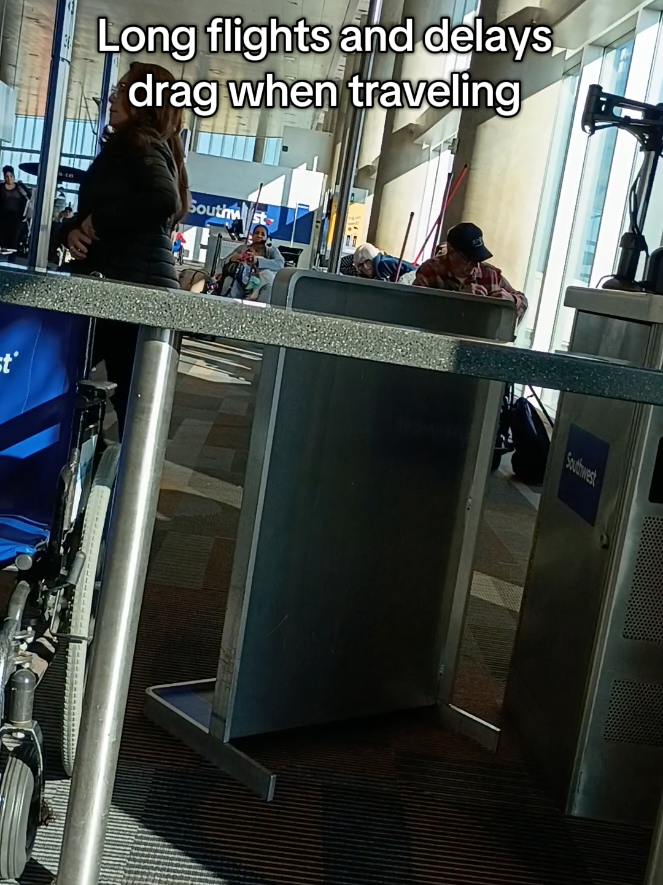 Long flights and delays drag when traveling that's why I pack my 2 in 1 travel neck pillow #travelhacks #neckpillow #travelessential #ergonomicpillow #airportoutfit 