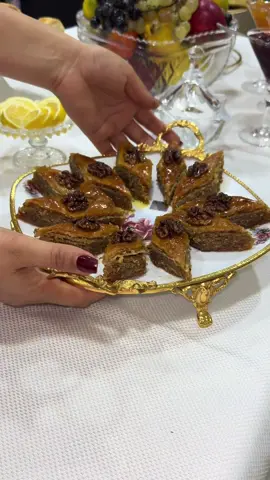 Paxlava resepti  Xemir ucun : un 750 q  yag 160q  yumurta 2 Smetan 3xq maya 1cq  Sud 0,5 st  Iclik :qoz 300 q Şeker 300 q Hil 1 xq  Şerbet :şeker 1 st , su 1 st limon düzü ve ya suyu  Üzeri ucun 300 q yag  Xemir yogurub acidilir sonra 12 kundeye ayirdim alt ust hisse 150 q orta hisseler 60 q dan yayib iclik elave eledim kesimden sonra eritdiyim yagi elave edib 200 220 dercede biwirdim  biwdikden sonra cixarib şerbeti elave eledim men serbetden sonra sobaya qoymuram hazir olur cox dadli reseptdi hazirlayan her kese Nuw olsun #keşfet #paxlava #öne #kesfetteyizzzzz #paylaş