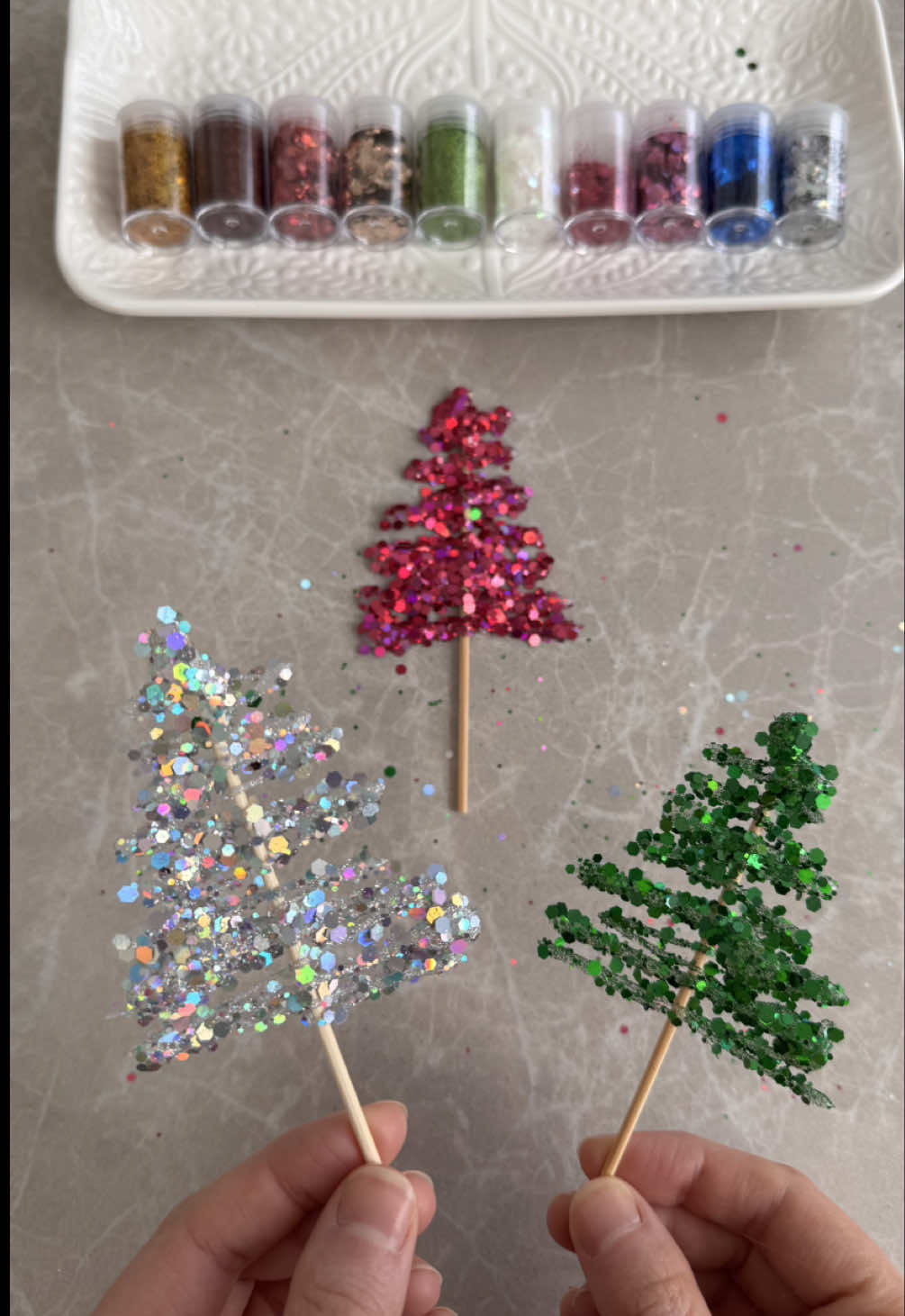 Easy sparkly Christmas tree 🎄✨ #hotglue #glitter #christmas #diyideas #viralvideo✨ 