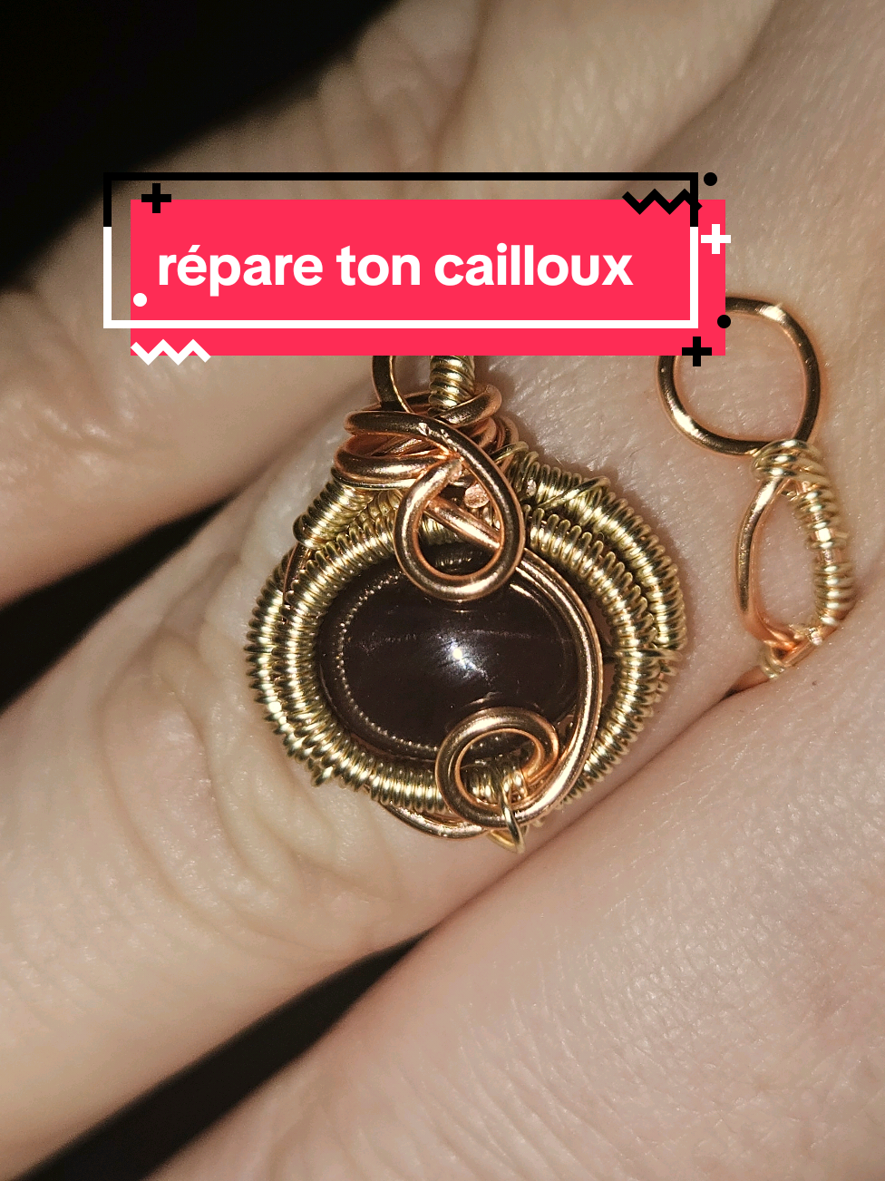 Upcycling de cailloux ! Jusqu'à maintenant, on nous a souvent demandé de remonter des bracelets, des cabochons qui avaient perdu leur bélière car celle-ci s'était cassée (ce qui était beaucoup plus rare)...✨ Il est vrai qu'en parlant de pierre cassée, on ne pense jamais à les faire remonter alors qu'il y a plusieurs techniques, dont la mienne qui est le wire wrapping.❄️ Pour savoir ce que c'est, tu as juste à regarder mon compte.🌙 Je peux monter des pierres brutes, des pierres taillées, des pierres dites de tambour ou roulées, alors pourquoi pas des pierres cassées.❤️ Pour cela, je propose déjà un service à 25 € avec nettoyage de la pierre et mise en forme. Parmi mon style de création, tu choisis ce qui est possible et je m'engage à te créer une pièce avec le fil de ton choix et à te la renvoyer prête à être réutilisée tout simplement. ❄️Alors, si tu casses ta pierre préférée, ne te morfond pas, je suis là pour toi.🦄 #BijouxArtisanaux #PierresNaturelles #WireWrapping #upcycling #reparetoncailloux 
