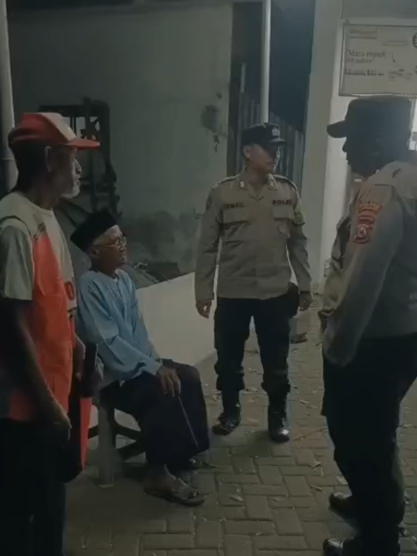 Patroli kewilayahan Anggota Polsek Randuagung antisipasi 3C serta dialogis bersama warga sampaikan pesan kamtibmas #bhabinkamtibmas #polriuntukmasyarakat #polsekranduagung #polreslumajang #polisiindonesia 