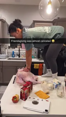 Great save 😂👏 (via @Aubrey) #thanksgiving #friendsgiving #friends #funny #fail 