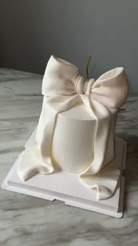 I fall in love with this cake design every time I make it. 🤍✨ #glittercake #bowcake #whitecake #birthdaycake #viralcakes 