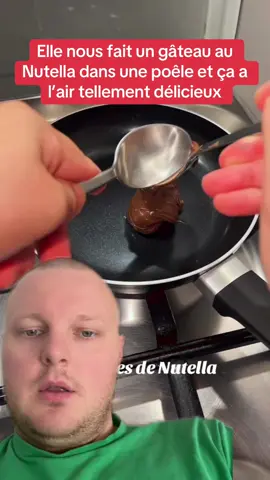 Elle nous fait un gâteau au Nutella dans une poêle et ça a l’air tellement délicieux. #recetterapide #recette #nutella #recettenutella #devinelapersonne 