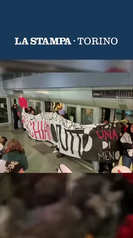 «Contro la violenza patriarcale blocchiamo tutto». Lo striscione di Non una di meno apre il corteo del 25 novembre per la Giornata internazionale per l'eliminazione della violenza contro le donne. Oltre 2.500 persone sono scese in strada a Torino. Arrivata alla stazione Marconi della metropolitana, parte della manifestazione scende dentro la stazione per bloccare il servizio. Dopo circa 15 minuti, in cui alcuni passeggeri si innervosiscono per l’interruzione, però, le e i manifestanti tornano in strada per riprendere il corteo. Video di Alberto Giachino #torino #metro #25novembre #violenzadigenere