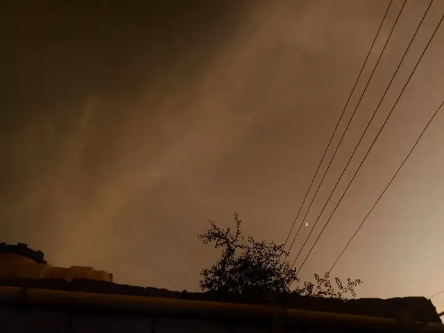 وهجرتُ بعض احبَّتي طوعًا لانّني رأيت قلوبهم تهوى فراقي ارغبُ في وصلهم دومًا ولڪن طريق الذل لا تهواه ساقي .