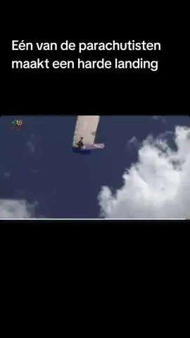 Eén van de parachutisten  maakt een harde landing