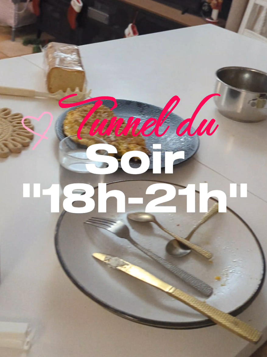 Cher Père Noël, ce que je voudrais cette année, des vacances 🤣 bien entendu un peu avec humour ! Comprenons nous bien, l'état de mon salon est exhaustif ce n'est jamais   ce bazar tout le temps🤯 mais ça peut être pire ! 😬  Une miniature de 21 mois me retourne la maison, la grande miniature de 8 ans également. et ne parlons pas de mon grand de 34 ans 🤣 #viedemaman #maman #humour #drole 