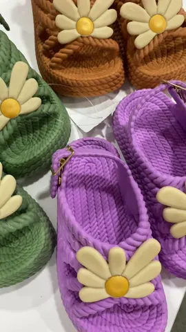 🌼✨ A sandália mais fofa do verão chegou! Super macia, leve e com essa margarida que deixa qualquer look ainda mais encantador! 💛 Disponível nas cores caramelo, lilás e verde. Do 21/22 ao 31/32 por apenas R$ 39,99 🤩 Quem vê se apaixona. Quem pega na mão, garante! 💐👣 #sandaliainfantil #modainfantil #kidsfashion #infantil #lookkids           