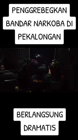 PENANGKAPAN BANDAR NARKOBA DI  PEKALONGAN BERLANGSUNG DRAMATIS PEKALONGAN - Petugas gabungan dari Polres Pekalongan, Polres Pekalongan Kota dan Brimob Polda Jawa Tengah, mendobrak paksa sebuah rumah di Kampung damai lestari Pringrejo Kota Pekalongan, Rabu (26/11) dini hari.  Petugas berhasil mengamankan seorang pria berinisial A alias Werog yang diduga berperan menjadi bandar narkoba dan menjadi sasaran pencarian petugas.  Kapolres Pekalongan, AKBP Rachmad C. Yusuf melalui Kabag Ops Kompol M. Farid Amirullah didampingi Kasat Narkoba Iptu Sudaryono dan Kasat Reskrim AKP Danang Sri Wiratno menjelaskan, penggrebekan ini dilakukan, karena sebelumnya terjadi perlawanan oleh pelaku.  