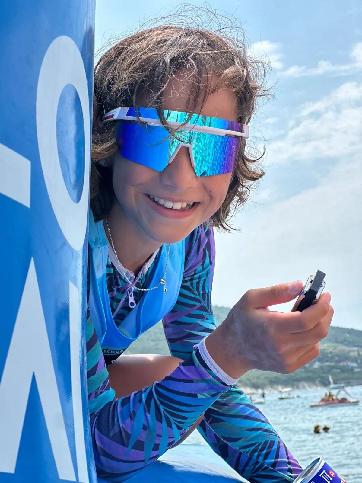 Может возраст такой. Но мне нравится спортивна одежда, в ней я чувствую себя свободно и открытой миру. Для меня быть легкой и свободной-основа красоты.  И главное улыбаться.