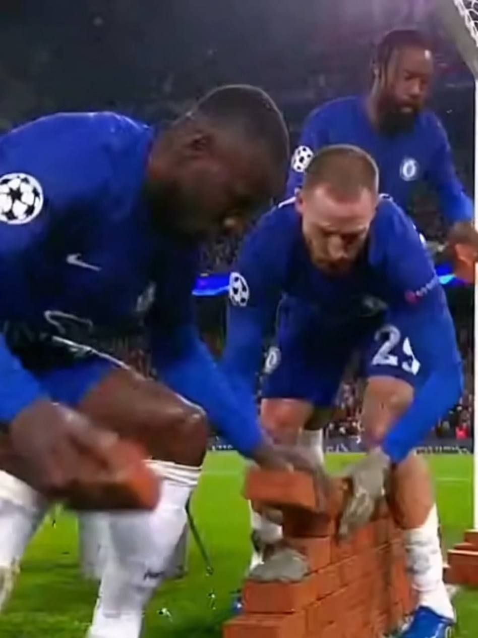 ملخص مباراة برشلونة وتشيلسي اليوم في دوري أبطال أوروبا! مشاهد لا تُصدق من القمة الأوروبية المشتعلة بين برشلونة وتشيلسي، حيث شهدت المباراة لقطة غريبة وغير مسبوقة بعدما قام لاعبو تشيلسي بمحاولة بناء جدار من الطوب والأسمنت داخل منطقة الجزاء في محاولة كوميدية ويائسة لمنع لاعبي برشلونة من التسجيل! المباراة كانت مليئة بالإثارة، الأهداف، الفرص الخطيرة، المهارات العالية، اللحظات الساخنة، وتدخلات الحكام المثيرة للجدل. ⚽ ملخص المباراة كامل مع كل الفرص الخطيرة التي أهدرها برشلونة، وتكتل تشيلسي الدفاعي بشكل غير طبيعي جعل المعلق عصام الشوالي يصرخ بدهشة من غرابة المشهد في دوري أبطال أوروبا. 🎯 أهداف مباراة برشلونة وتشيلسي جاءت بعد ضغط هائل ومحاولات مستمرة، واللقطة الكوميدية للجدار الأسمنت فتح باب التعليقات الساخرة على السوشيال ميديا. 🎥 إذا كنت تبحث عن: – ملخص مباراة برشلونة وتشيلسي اليوم – أهداف برشلونة وتشيلسي – جميع أهداف المباراة – أبرز اللقطات والفرص – تحليل المباراة بعد نهايتها – اللقطة الغريبة التي أثارت ضجة كبيرة – تعليق الشوالي على أغرب مشهد دفاعي – مباراة برشلونة وتشيلسي كاملة – تفاصيل الجولة في دوري أبطال أوروبا فأنت في المكان الصحيح! #BarcelonaVsChelsea #ChampionsLeague #MatchHighlights #GoalsToday #FootballTrending