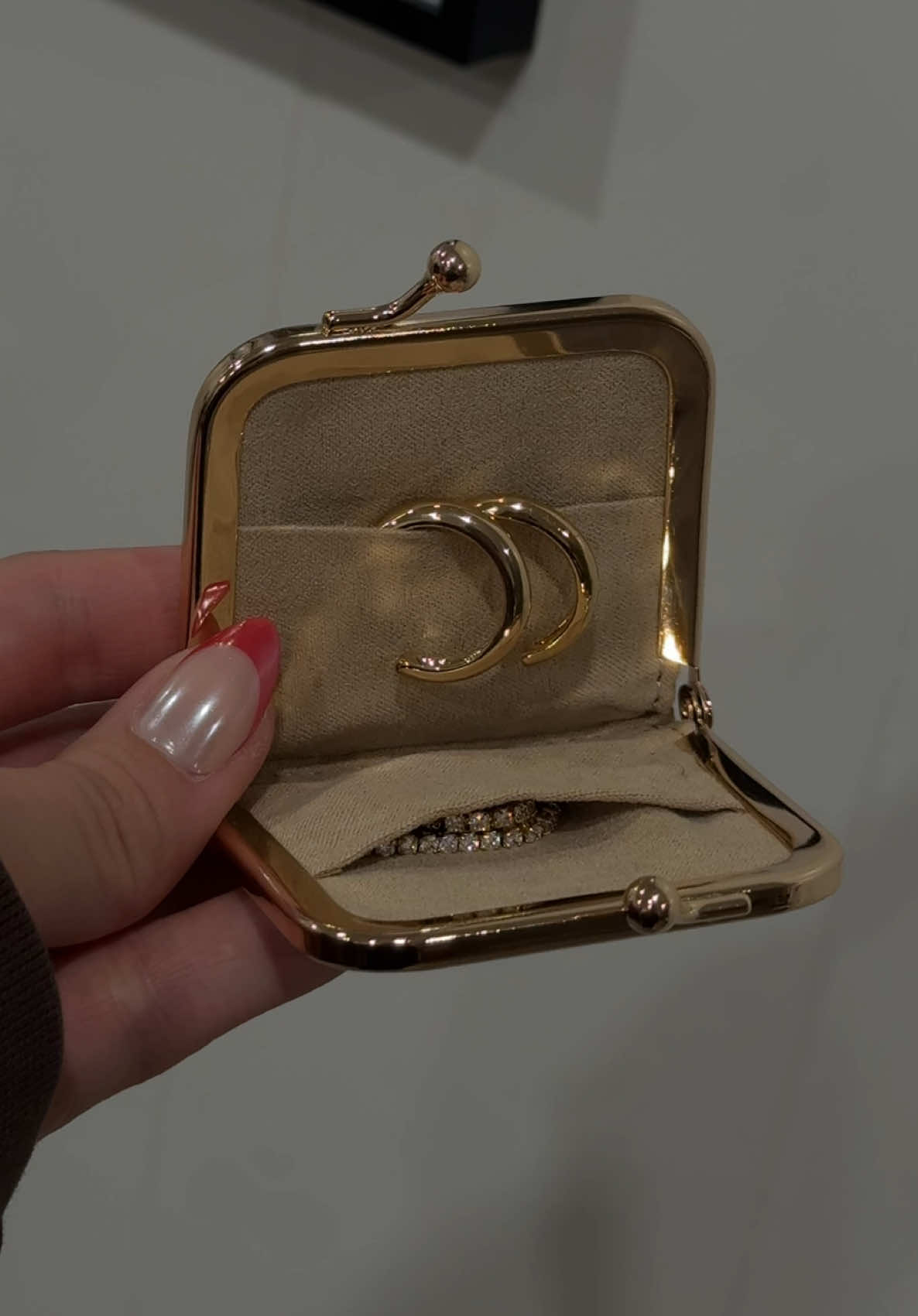 the cutest mini jewelry holder 🤎 #jewelryholder #coinwallet #travelessentials #tiktokshopblackfriday #tiktokshopcybermonday 