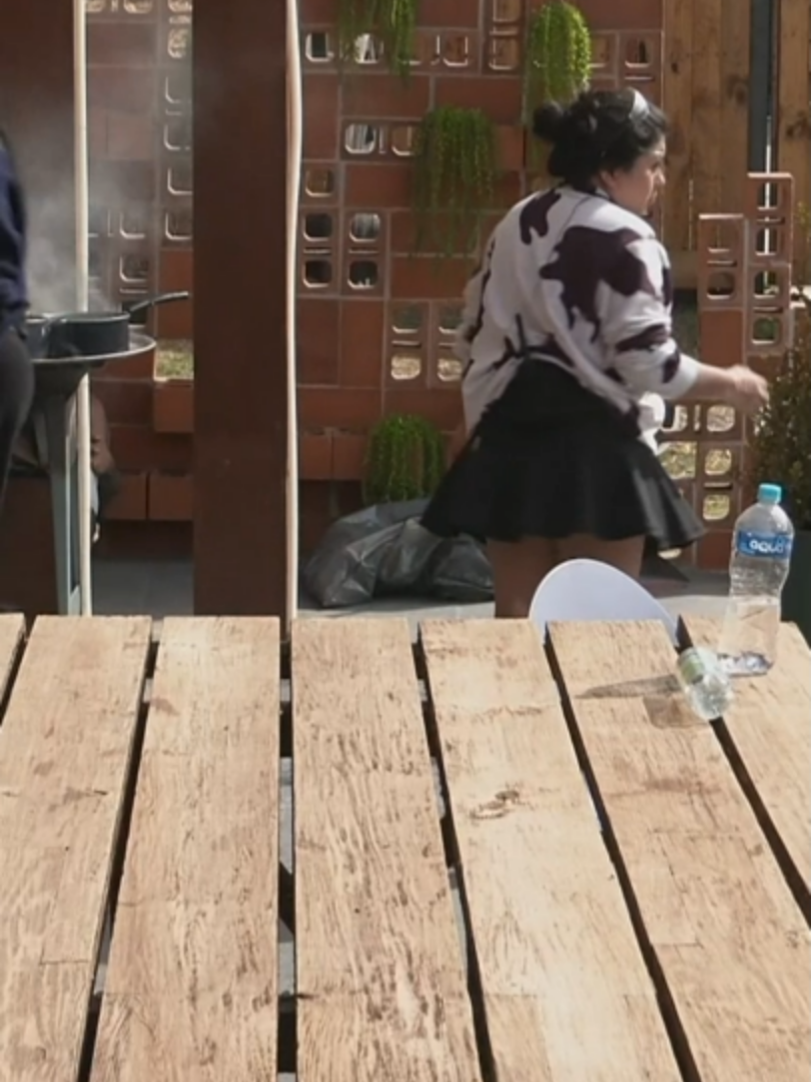 #LaBea está lista para poner su puesto de tacos, así armó la comida de hoy y llamó a sus compañeros a comer.  Lunes a viernes 9:00 p.m. por Azteca UNO⁣⁣⁣⁣⁣⁣⁣⁣⁣⁣ Domingo La Gala 8:00 p.m. por Azteca UNO⁣⁣⁣⁣⁣⁣⁣⁣⁣⁣ ⁣⁣⁣ ⁣⁣⁣⁣⁣⁣⁣#LaGranjaVIP 🌾 Transmisión 24/7 en #DisneyPlus