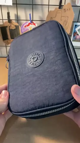 Esse estojo super espaçoso, perfeito para uso na escola ou no trabalho. Ideal para lápis, canetas e materiais em geral com organização e praticidade 🤌🏼🛍️  #estojo #materiais #achadinhosdashopee #explore #foryou 