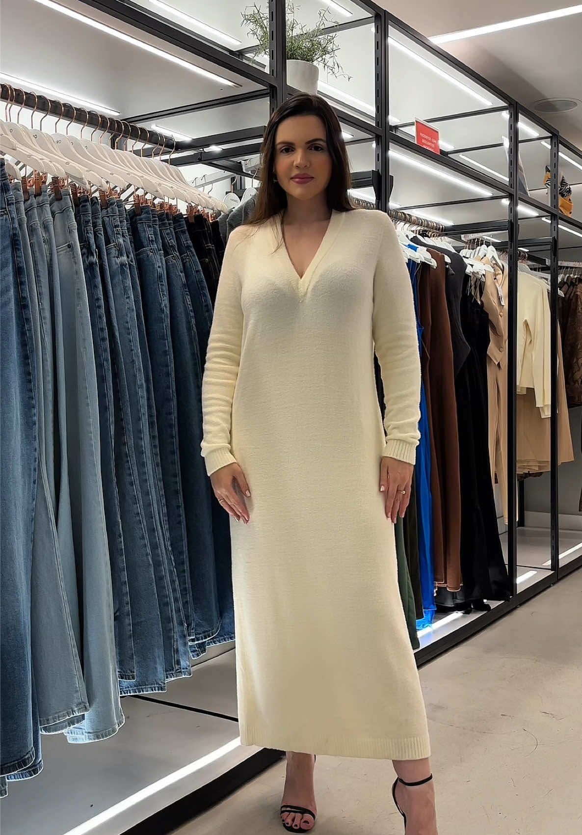 A BEST FRIDAY tá on e os cupons secretos também! 🤐 Spoiler: amou esse vestido? Tem 25% off EXTRA no valor já remarcado. IMPERDÍVEL! Corre pro site, app ou guide shops 🖤 #AMARO #BestFriday #BlackFriday #Moda #Fashion