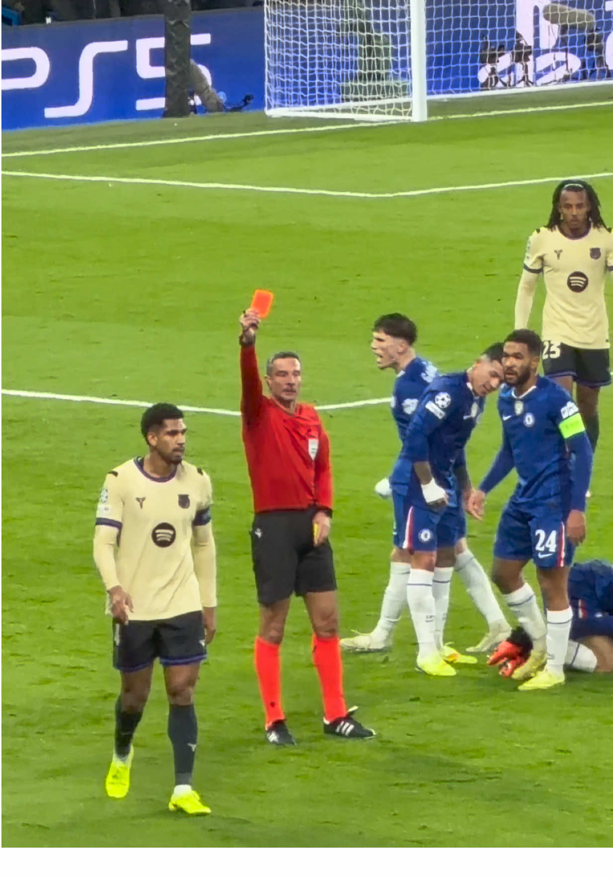 Araujo gets the red… the moment that flipped the whole match. A captain shouldn’t go out like this. #Araujo #Barcelona #RedCard #UCL #Football