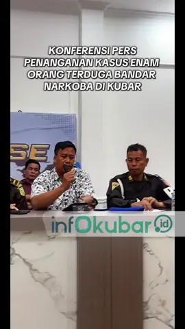 Polres Kutai Barat menggelar konferensi pers bersama jajaran Kodim 0912 Kubar dalam penanganan perkara narkoba yang diamankan satgas intelkam Kodim 0912 Kubar pada Rabu (19/11/2025) di Jalan Petunak 1 Kampung Ngenyan Asa, Kecamatan Barong Tongkok, Kutai Barat. Dalam konferensi pers kali ini, muncul sejumlah fakta baru mengenai kasus yang menjadi perhatian publik secara nasional.  Berita selengkapnya baca di website www.infokubar.id  #fyppppppppppppppppppppppp#kutaibarat #kodim0912kbr #poldakaltim #infokubar 