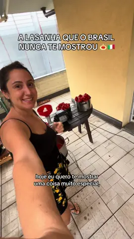 Essa é a lasanha da minha infância. A receita que meu pai faz até hoje, igualzinha. Sem adaptações, sem frango, sem presunto — só a Itália pura no prato. Se você ama aprender sobre as diferenças entre Brasil e Itália, me segue porque eu vou te mostrar ainda mais tradições da minha família 🇮🇹❤️🇧🇷 #CulinariaItaliana #LasanhaItaliana #CulturaItaliana #ItaliaNoBrasil #ReceitasDaFamília