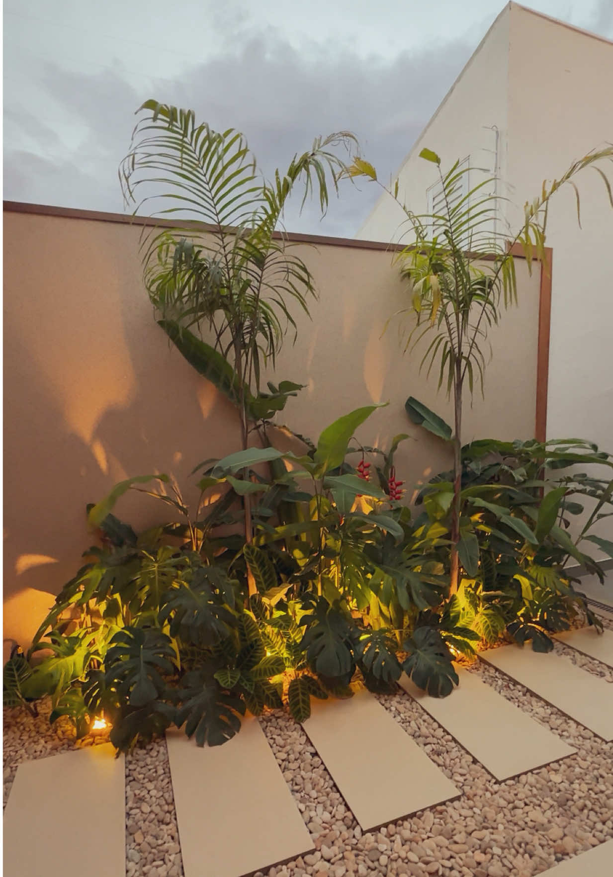 O milagre foi tão grande que o espaço parece que dobrou de tamanho e mais milagre ainda foi eu não ter ido ao psiquiatra, só Deus para explicar o que passei #áreagourmet #jacuzzi #arquitetura #paisagismo #areagourmetpequena