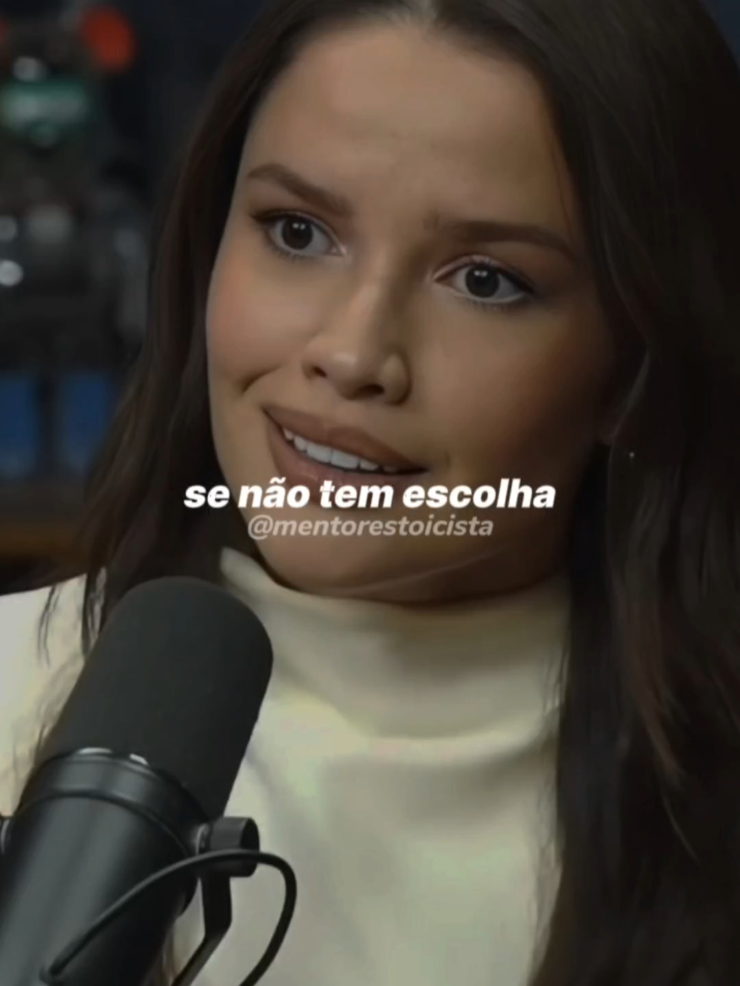 Decisões importantes não pedem pressa — pedem presença. | Juliette Porque tudo que nasce da urgência costuma vir acompanhado de medo, ansiedade ou pressão. E a verdade é simples: nenhuma escolha feita sob pressão honra o seu futuro. Nos negócios, então, isso fica ainda mais evidente. Quantos líderes já não assinaram contratos que pareciam brilhantes, mas vieram embrulhados em ilusões? Quantos empreendedores já não investiram no que não conheciam, apenas para não parecer lentos? Quantas empresas abriram portas para problemas só porque alguém insistiu em ouvir um “sim” imediato? O preço da precipitação é sempre maior que o da prudência. Porque o “sim” agrada, mas é o “não” que protege. É o “não” que te mantém firme na visão quando o mundo tenta te empurrar para caminhos que não têm nada a ver com a sua essência. É o “não” estratégico que evita perdas, desgastes e arrependimentos silenciosos. Um verdadeiro líder sabe: o tempo é um filtro da sabedoria. Se a decisão realmente valer a pena, ela continua valendo amanhã. Se alguém exige urgência para te convencer, é porque talvez não resistiria à reflexão. Maturidade é isso: parar, respirar, analisar, e só então decidir. Quem governa suas escolhas não é o impulso, mas a clareza. Quem protege seu futuro não é a pressa, mas a consciência. Lembre-se: decisões moldam destinos — e destinos não podem ser construídos no atropelo. #juliette #foryou #viral #foryoupage #vaiprofycaramba