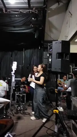 keseruan di balik layar latihan 😝 @Erika Syaulina @tiaratahta12  #random #seru #ugs #fyppppppppppppppppppppppp #dangdut 