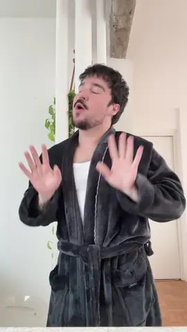 Para de ficar inventando moda na internet ou dando atenção para aquele paquera calota polar. A solução para se refrescar de verdade é o ar-condicionado LG Dual Inverter AI. Ele tem inteligência artificial que aprende com seus hábitos, tecnologia Dual Inverter que economiza energia,  tem Wi-fi Integrado, comando de voz e é super durável e silencioso.  O verão tá chegando, hein?  Depois não diga que eu não te livrei 🤭 @lgbrasil #LG #LifesGood #ArCondicionadoLG #LGDualInverter #publicidade 