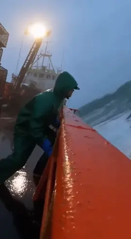 Morning routine 🥱 #ocean #ship #storm #waves #northsea 