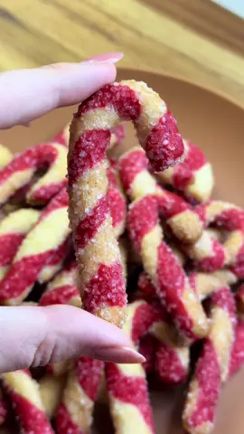 Ouvi alguém pedindo mais um episódio da nossa série de biscoitos natalinos? 👀 E hoje o clássico Candy Cane em versão biscoito, com massa colorida e aquele açucaradinho crocante que derrete na boca ✨ Ingredientes da massa: 	•	220g de manteiga (temp. ambiente) 	•	200g de açúcar 	•	1 ovo 	•	270g de farinha de trigo  Modele as bengalinhas, passe no açúcar cristal e leve ao freezer por 10 min antes de assar. Forno pré-aquecido a 180° até dourar levemente nas bordas. #biscoitosdenatal #candycane #natal #receitasfaceis #biscoitosdecorados 