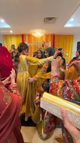 we’re back 🫣 @farah @meena🤍 @Samman #trio #desi #punjabi #wedding #desiwedding 