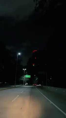 Recorriendo el Paseo Colón. Hay mucho que ver, pero también mucho que pensar. La canción te lleva a la reflexión: 