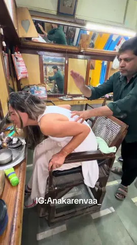 Pague $5 dolares por hacerme este masaje en la INDIA en una barberia 😳 Sigueme en IG:✨Anakarenvaa_✨