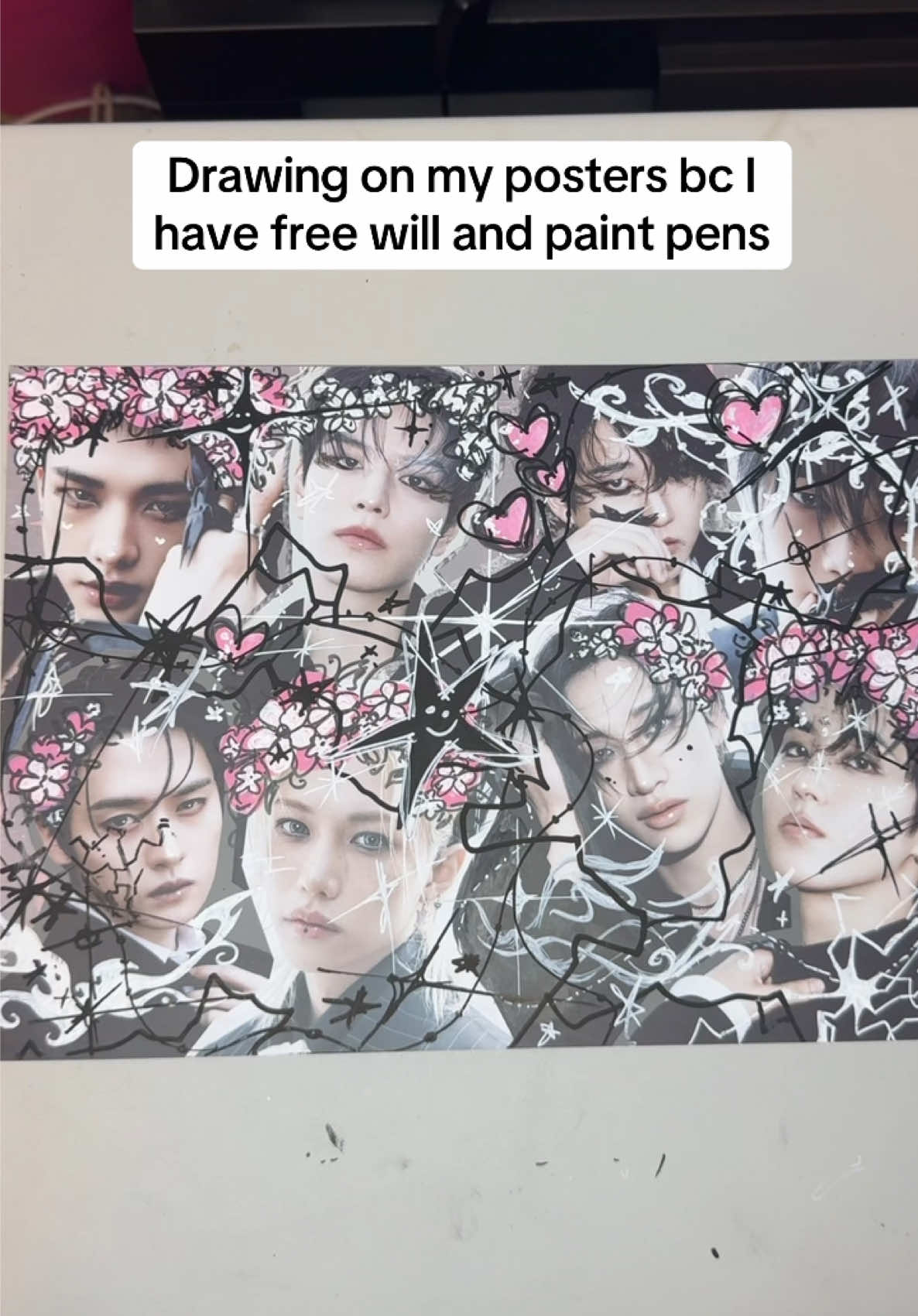 Oh my goodness!! This was so much fun to draw on, at first I was like omg howww can I come up with anything? This piece is already finished! But one moment (2hrs) later, ended up with this and I’m so happy with it :)) #graphicdesign #kpop #straykids #illustration #photocard 