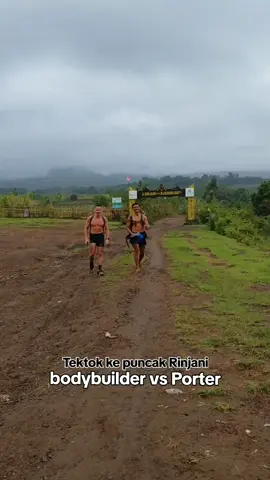 seorang pendaki sekaligus body builder asal prancis tektok kepuncak rinjani bareng seorang porter rinjani,mereka memulai pendakian jam 8 pagi dan finish jam 3 sore. #porterrinjani #guiderinjani #privatetriprinjani #rinjaniawesometrekking #rinjani 