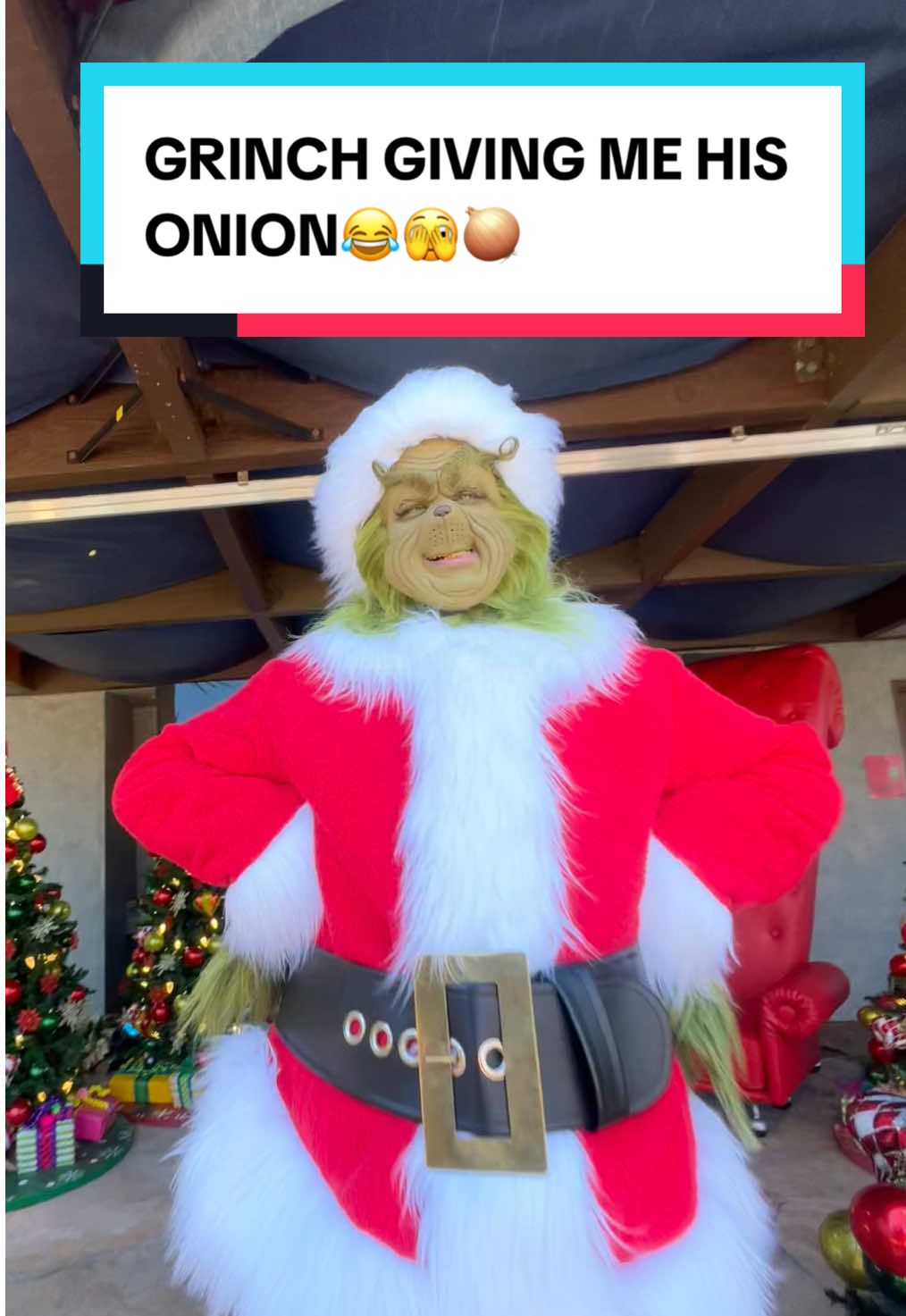 Good to see the Grinch back💚Not another year of the grinch offering me his onions 😂💚 @Universal Studios Hollywood #universalstudioshollywood #universalstudios #grinch #grinchtiktok #grinchmas 