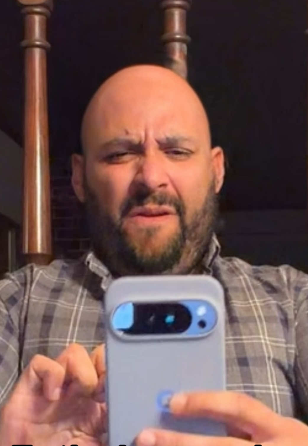 Y Regina, igual que tú, solo viendo el teléfono y diciendo: “me urge uno así como el de mi tío” JAJAJAJA #GooglePixel #publicidad #comedia #pacodemiguel @Google en Espanol 