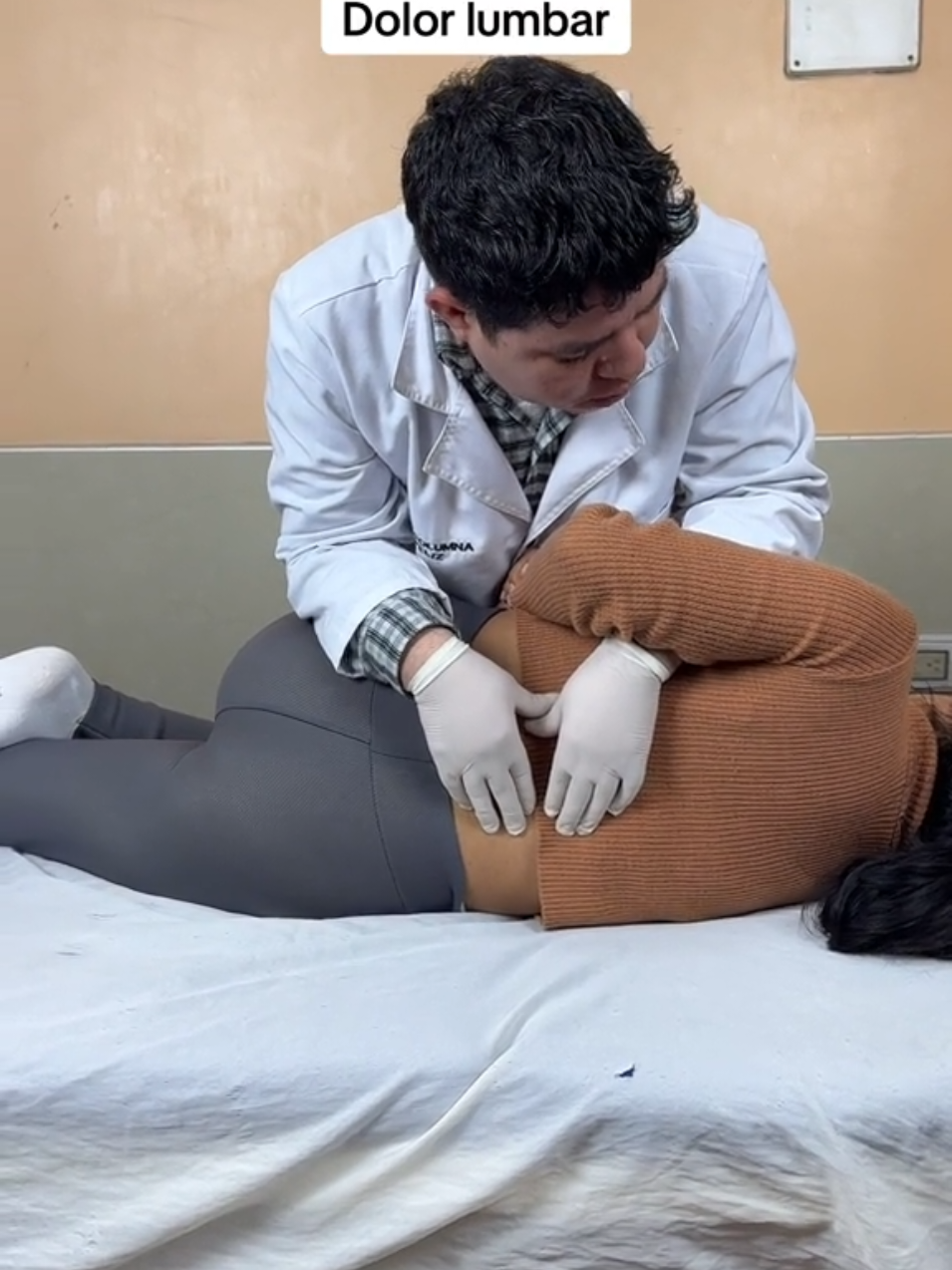 El dolor lumbar, también conocido como lumbalgia o lumbago, es un dolor en la parte baja de la espalda causado por problemas en los músculos, ligamentos, discos intervertebrales o vértebras..  . . . . . . . . #parati #fyp #quiropraxia #quiropractico #peru