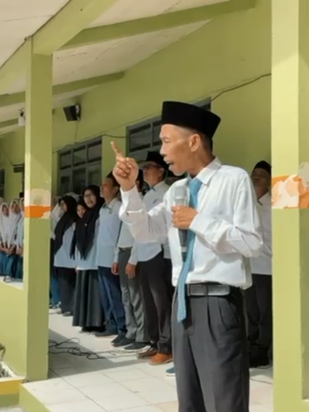 Di MTs Salafiyah Paninggaran, setiap langkah adalah cerita, setiap senyum adalah doa, dan setiap kebersamaan adalah berkah yang Allah titipkan. Dalam hangatnya Hari Guru, kami kembali belajar bahwa ilmu tak hanya datang dari buku, tapi dari teladan yang dijaga dengan ketulusan. Para guru berjalan tanpa mengeluh, menuntun kami melewati gelombang kecil kehidupan, mengajarkan adab sebelum ilmu, membimbing dengan sabar meski sering tak terlihat. Pada momen Hari Guru Nasional, halaman sekolah menjadi saksi: tawa, syukur, dan rasa hormat menyatu dalam satu harmoni. Kami berdiri sebagai keluarga besar—siswa, guru, dan seluruh penjaga ilmu—yang terikat oleh cinta dan keikhlasan. Semoga Allah selalu menjaga kebersamaan ini, menguatkan langkah para guru, dan menjadikan setiap pengabdian mereka sebagai cahaya yang mengantar kami menuju masa depan yang lebih terang. #selamathariguru #harigurunasional #mtssalafiyahpaninggaran #fyp #foryou 