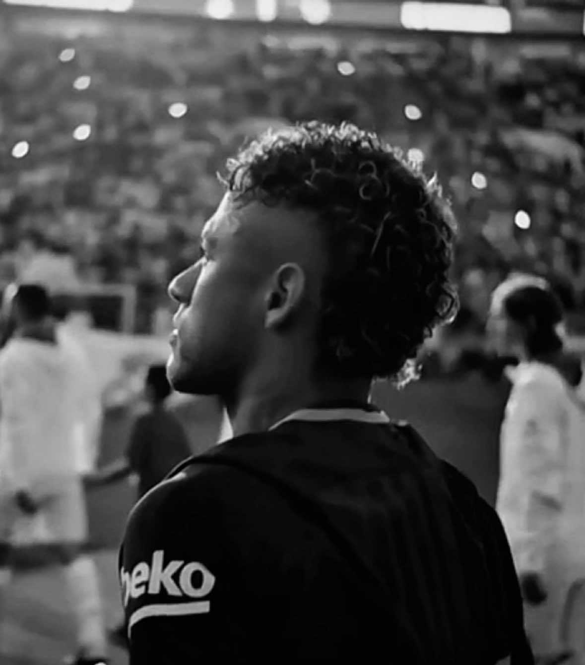 Neymar lesionou o menisco.