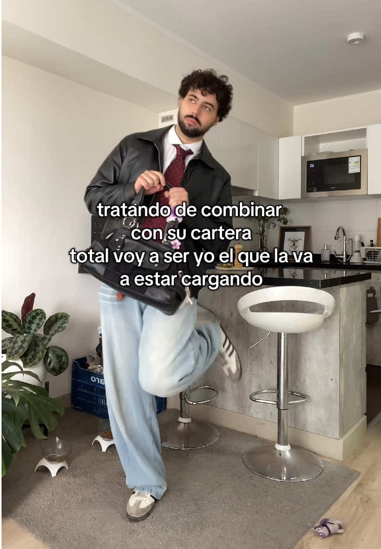 Es un arte realmente combinar el outfit con la cartera en toda situación  • • • #outfitinspo #fashiontiktok #novios #humor #fyp 