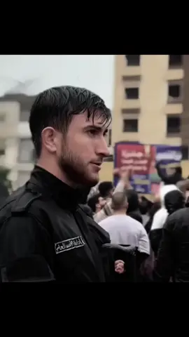 مشهد محزن ومفرح بنفس الوقت ، هذا الشاب من الامن العام السوري يقوم بتأمين مظاهرة لمجموعات انفصالية قامت بق*تل اهله على مدار ١٤ عام ، لكنه ملتزم بالتعليمات . .💔💔