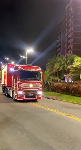 🎅✨ A magia do Natal passou pela cidade! Hoje o tradicional caminhão iluminado da Coca-Cola trouxe brilho, música e aquele clima natalino que faz todo mundo voltar a ser criança. 🌟🚛 As luzes, a energia e o sorriso da criançada (e dos adultos também!) transformaram a rua em um verdadeiro espetáculo. 🎄❤️ Que esse momento encha nossos corações de esperança, alegria e boas lembranças! ✨ O Natal está chegando… e chegou com encanto! 🎅🎶