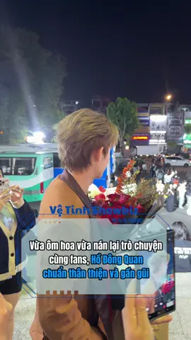 Vừa ôm hoa vừa nán lại trò chuyện cùng fans, Hồ Đông Quan chuẩn thân thiện và gần gũi #vetinhshowbiz #lienhoanphimvietnam #hodongquan #tanbinhtoannang #lhp 