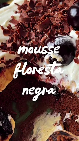 Sobremesas para o Natal: Mousse Floresta Negra!  Ingredientes da mousse de chocolate amargo 4 ovos, com gema e claras separadas  60g de açúcar  250g de chocolate amargo  180ml de creme de leite (pode ser de caixinha, mas preferencialmente de lata ou fresco)  Ingredientes da mousse de chocolate branco  4 gemas  6 claras  300g de chocolate branco  50g de manteiga  50g de açúcar  200ml de creme de leite fresco, nata ou creme de leite de latinha que bate chantilly  Ingredientes da calda de cereja 400g de cereja congelada ou fresca  90g de açúcar cristal  Suco de 1 limão  Ingredientes do chantilly  300ml de creme de leite fresco, nata ou creme de leite de latinha que bate chantilly  50g de açúcar cristal 