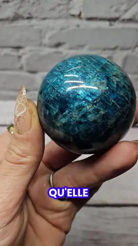 Apatite bleue : la pierre de la clarté et de la communication  Entre biologie, gemmologie et énergie, c'est l'une des pierres les plus fascinantes : nos os sont faits d'apatite !  Vertus, origines, formation, anecdotes : découvre son vrai pouvoir ! #tiktokviral #smallcreator #mineraux #pierresnaturelles #apatite 