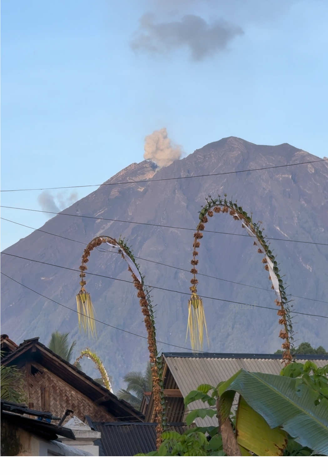 Aktivitas semeru pagi ini 🌋#semeru #prayforsemeru #sumbersari #pagi #fyp 