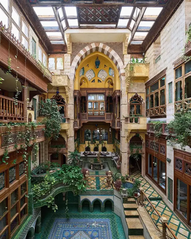 منزل المهندس سامي عنقاوي في جدة، والمصمم على الطراز الحجازي التقليدي.    تحفة معمارية في قلب جدة 🤎 #interiordesign #architecture #samiangawi #jeddah 